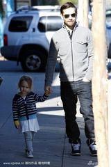 幻灯图集：托比-马奎尔携妻女外出 蜘蛛侠墨镜遮面