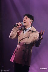 组图：黎明香港开唱陈小春任嘉宾 甄子丹助阵捧场