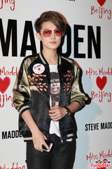 组图：吴莫愁前卫造型捞金 丁子高赞其歌声