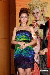 幻灯：熊黛林香肩斜露艳压群芳 大赞吴君如功力高