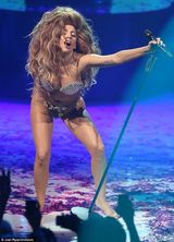 组图：Gaga穿贝壳Bra伦敦开唱 丁字裤风骚秀臀