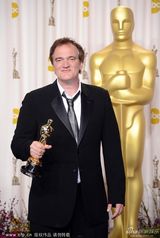 组图：奥斯卡颁奖礼后台-昆汀比剪刀手搞怪