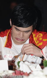 组图：濮存昕慈善晚宴为女儿15万拍下孙杨游泳课