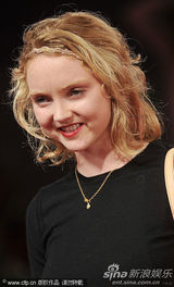 组图：《断开》首映 超模莉丽水墨短裙显个性