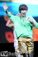 组图：韩团NU'EST发新碟卖萌 主打清凉曲风