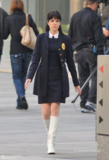 组图：《冥界警局》片场 “毒妈”扮嫩雷诺兹耍帅