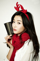 高清图：全智贤圣诞咖啡写真戴鹿角可爱萌态