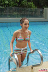 组图：港姐佳丽首度泳衣亮相 水上展傲人身姿