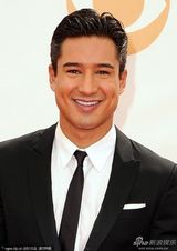 组图：艾美红毯男星马里奥·洛佩兹灿笑迷人