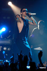 组图：摇滚乐队30 Seconds To Mars开唱震撼歌迷