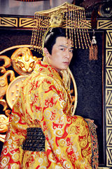 组图：于毅加盟《王的女人》 手制华服彰显霸气