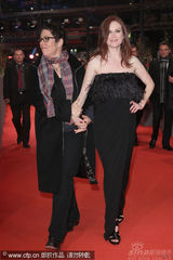 幻灯图：《孩子们没事》首映 朱丽安-摩尔黑裙性感