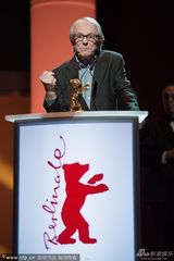 组图：肯-洛奇获终身成就奖捧柏林金熊