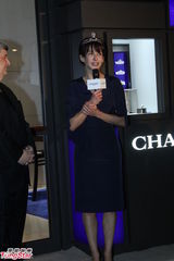 组图：苏菲玛索露排骨胸 嘟嘴搞怪获品牌高层吻手