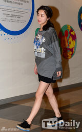 组图：Sandara亮相影片试映会 金发红裤潮味足