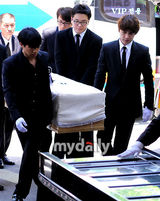 组图：SG Wannabe蔡东河出殡 家人与好友悲痛送别