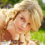 组图：盘点欧美女歌手素颜 碧昂斯美艳水果姐雷人