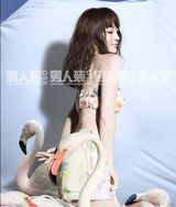 组图：曝姚笛昔日罕见性感写真 以手捂胸露玉背