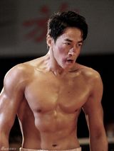 组图：何润东为角色疯狂健身 拳击手半裸秀腹肌