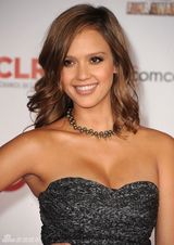 组图：辣妈杰西卡-阿尔芭裹胸礼服亮相秀乳沟