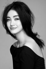 组图：朱杰大片彰显妩媚性感 时而调皮时而恬静