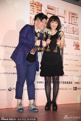 组图：林忆莲获最佳国语女歌手 常石磊代领