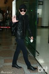 组图：韩星朴施厚全黑造型现身机场赴中国