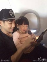 组图：林志颖坐飞机巧遇森碟 温馨互动似家人