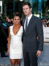 组图：《对的错误》首映 莎拉-坎宁着抹胸裙