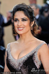 组图：海耶克戛纳携夫走秀 深V黑裙大秀傲人双峰