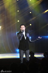 组图：湖南卫视春晚 刘欢压轴龚琳娜神曲再现