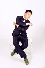 组图：张铎展示搞笑本色 混搭诠释80后另类爱情