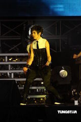 组图：五月天张惠妹等接力开唱 领众人跨越2011年