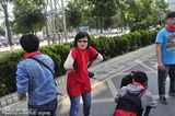 组图：王菲抵昆明备唱  歌迷带红领巾接机