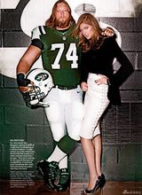 组图：抖奶超模与橄榄球队员拍大片 性感秀乳沟