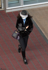 组图：汪峰章子怡现身机场 戴面罩墨镜十分低调