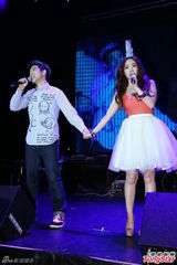 组图：Kimberly小蛮腰开唱 倪安东助阵气氛high