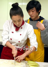 幻灯图集：金正恩等参加公益活动 展示厨艺做泡菜