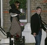 组图：辣妹复古连衣裙抱女现身 与家人外出吃晚餐