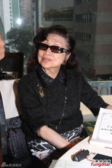 组图：白雪仙梅雪诗纪念任剑辉 贵气珠宝环身