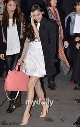 组图：baby俏丽赴韩会金秀贤 嘟嘴甜笑抛媚眼