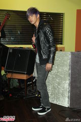 组图：黄鸿升生日开唱 喜收高档耳机