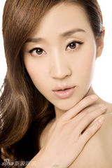 幻灯图：苗圃裸妆清爽自然 细腻肌肤显媚眼销魂