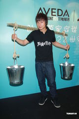 组图：袁咏仪方力申身体力行挑水做慈善