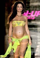 组图：巴神超模女友挺6个月大肚T台走秀