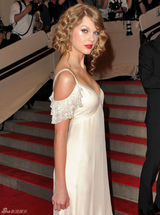 高清组图：纽约大都会庆典 斯威夫特白裙圣洁