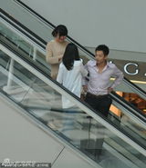 组图：大S汪小菲牵手逛街 T恤衫遮掩身材