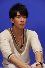 高清组图：吴尊做客新浪花絮照 阳光美男表情百变