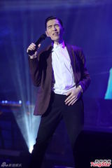 组图：萧敬腾上海开唱雨神未发威 被何韵诗调侃