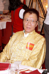 幻灯图：《财神到》宣传派发红包 谭咏麟被赞人好